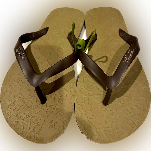 Men’s Original Penguin tan and brown flip flops/ pool sandals Size 11/12 Large - Picture 1 of 6